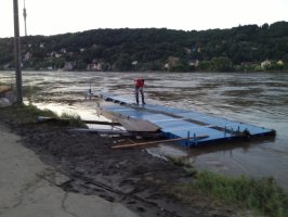 Steg ganz, Laubrücke zerstört